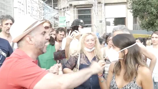 Momento del hostigamiento a la periodista y youtuber Rocío Vidal en una manifestación de negacionistas de la COVID-19 Momento del hostigamiento a la periodista y youtuber Rocío Vidal en una manifestación de negacionistas de la COVID-19