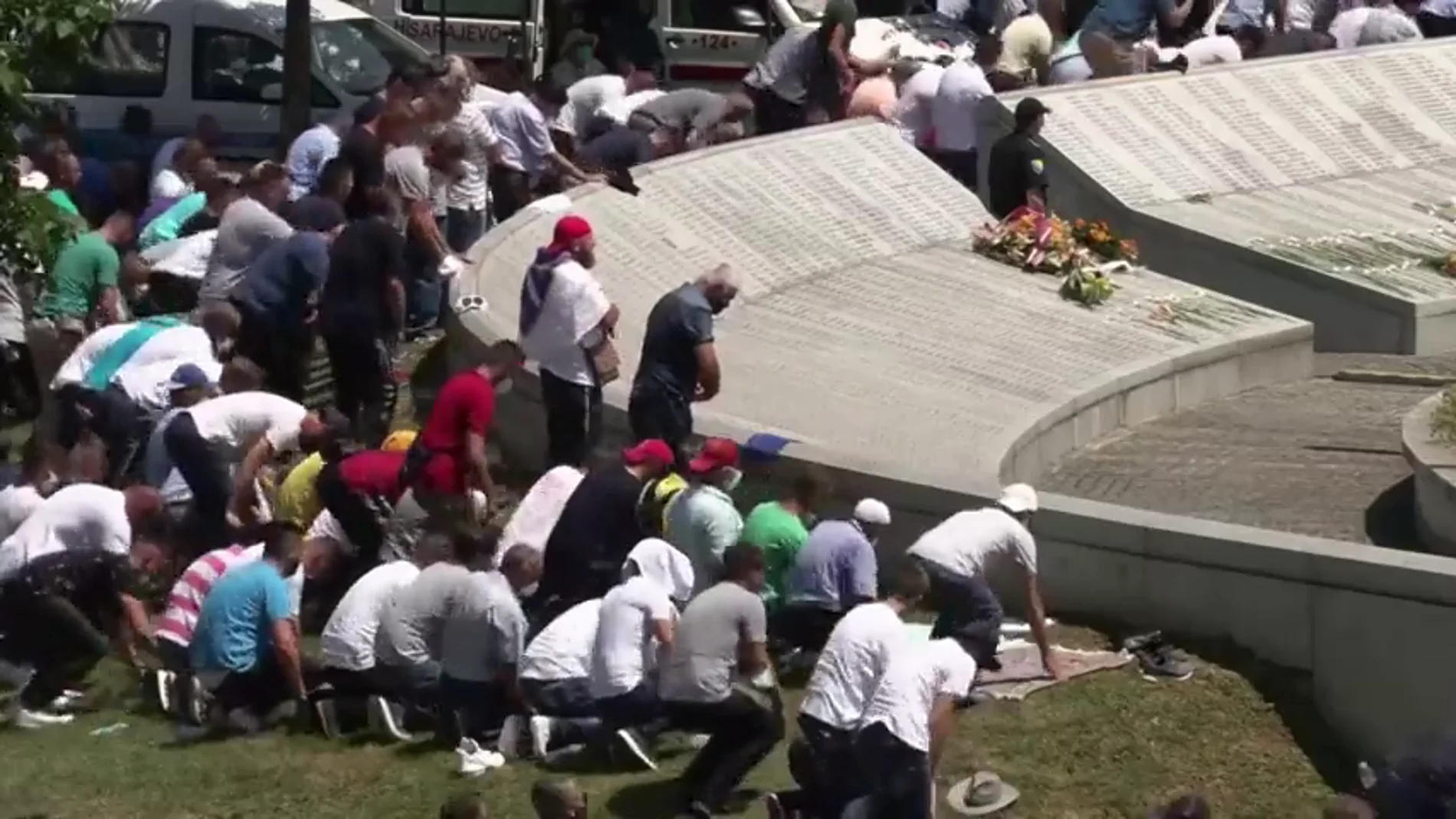 Los familiares de las víctimas del genocidio en Srebrenica homenajean a los fallecidos en el 25 aniversario de la masacre