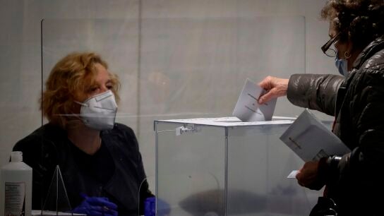 Una mujer vota este domingo en un colegio electoral de Ordizia (Guipuzkoa)