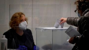 Una mujer vota este domingo en un colegio electoral de Ordizia (Guipuzkoa)
