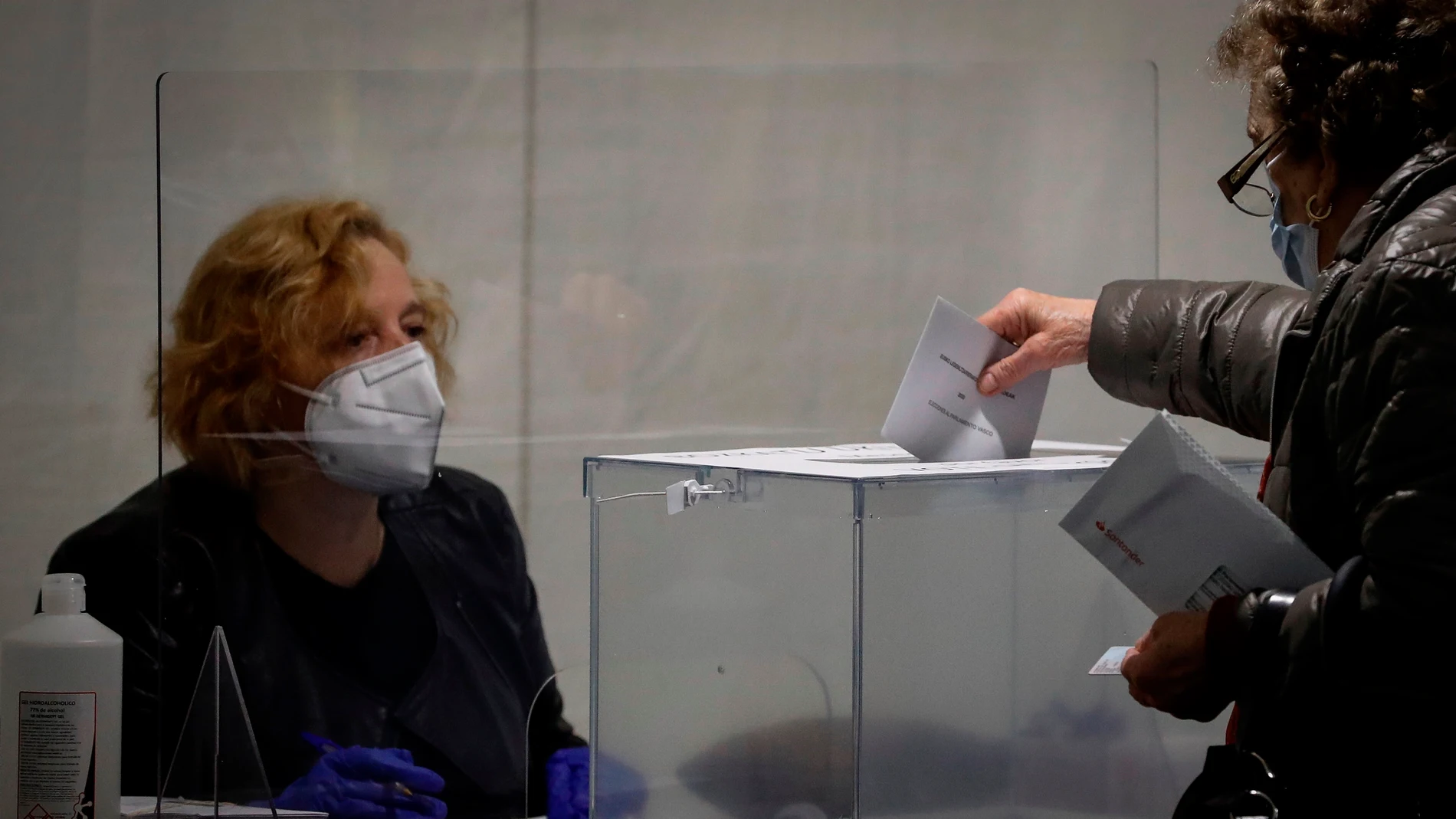 Una mujer vota este domingo en un colegio electoral de Ordizia (Guipuzkoa)