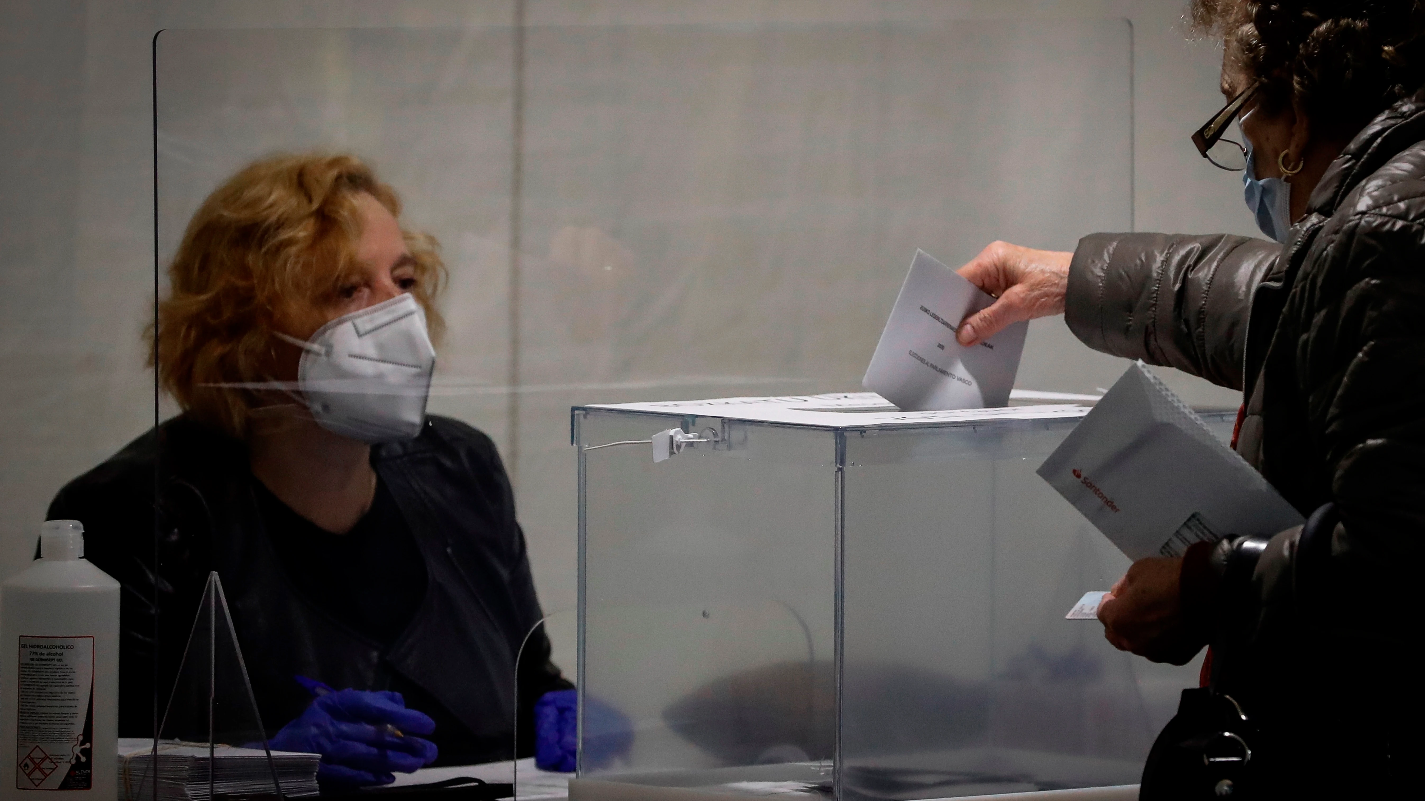 Una mujer vota este domingo en un colegio electoral de Ordizia (Guipuzkoa)