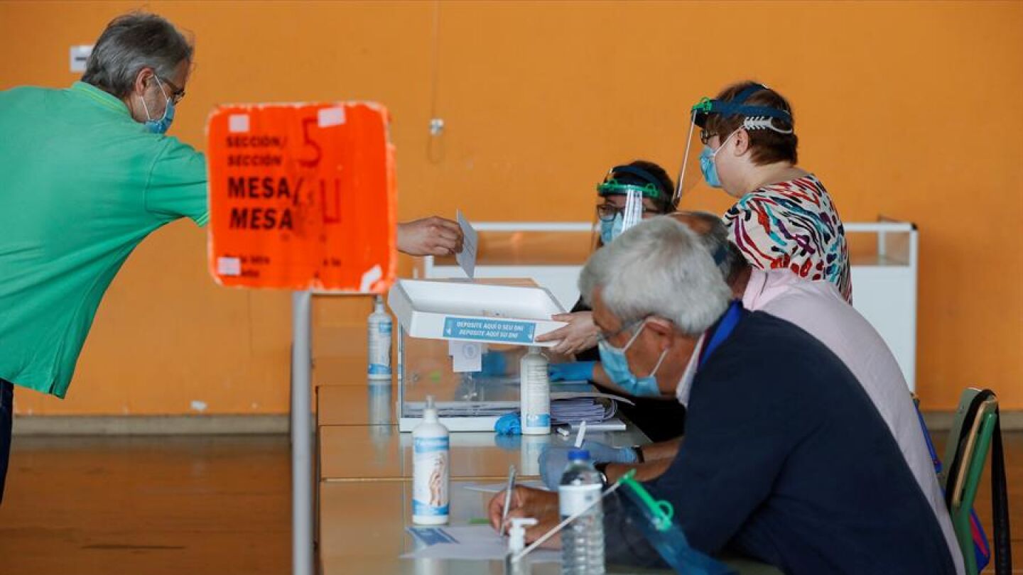 Imagen de una persona votando en Galicia