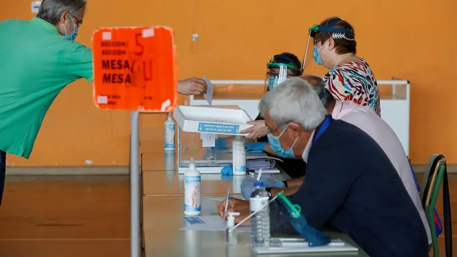 Imagen de una persona votando en Galicia