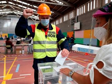 Trabajador de Alcoa votando en Galicia Trabajador de Alcoa votando en Galicia