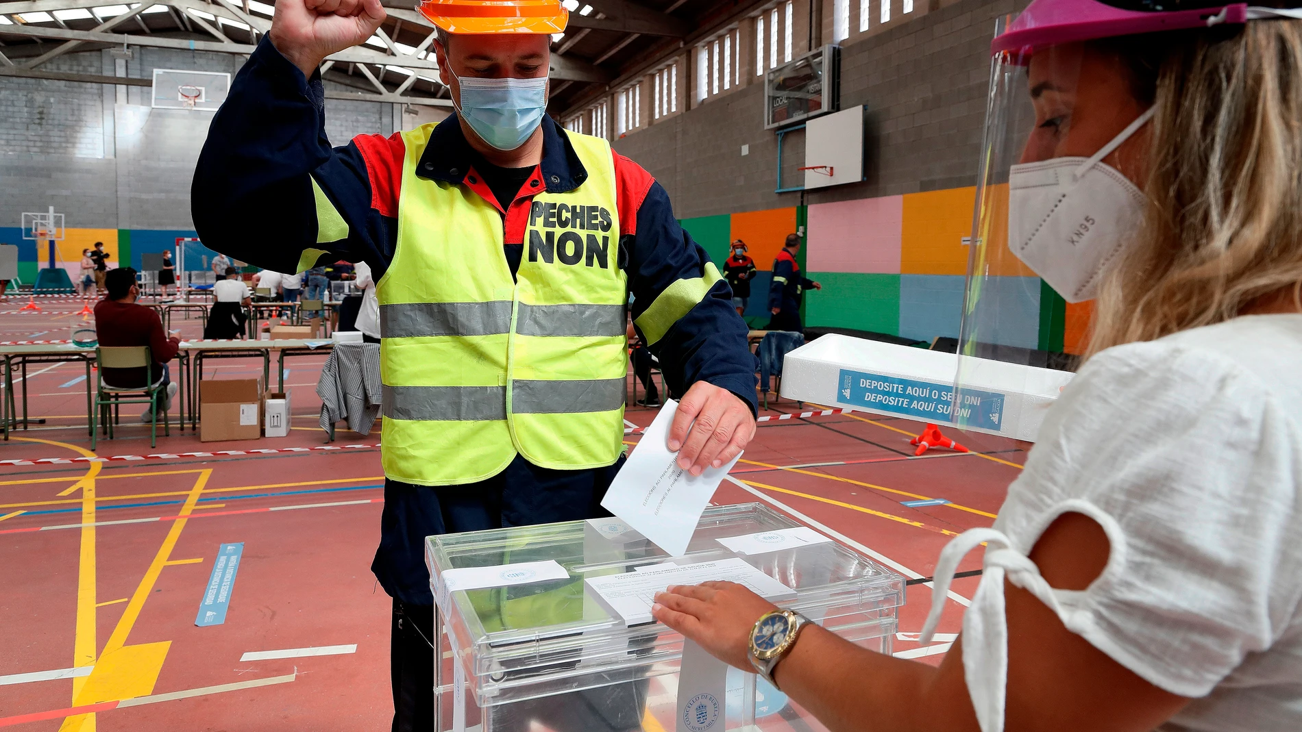 Trabajador de Alcoa votando en Galicia