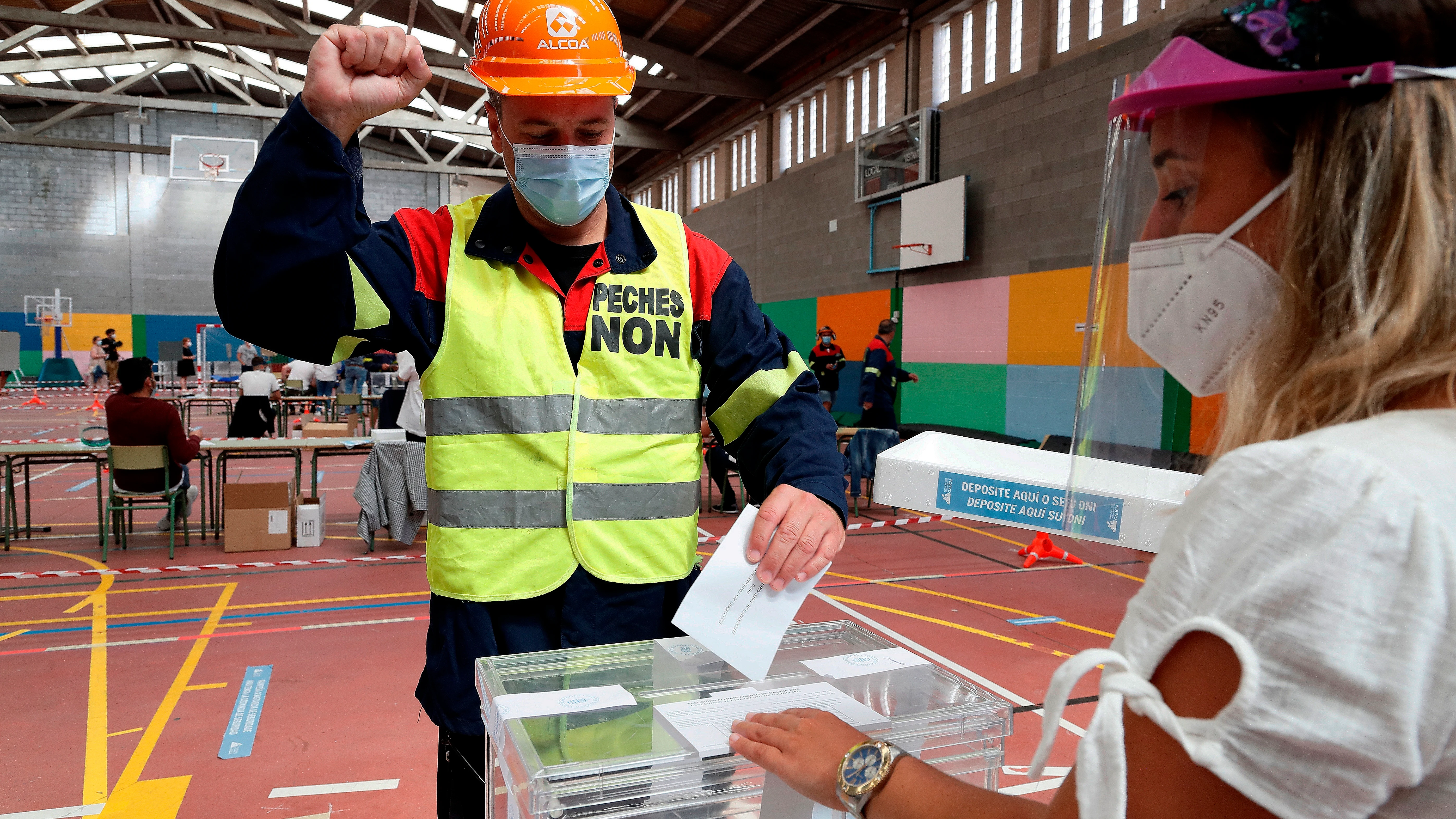 Trabajador de Alcoa votando en Galicia