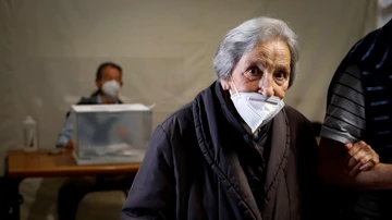 La vecina de Ordizia Juana, con 100 años, tras ejercer su derecho al voto este domingo