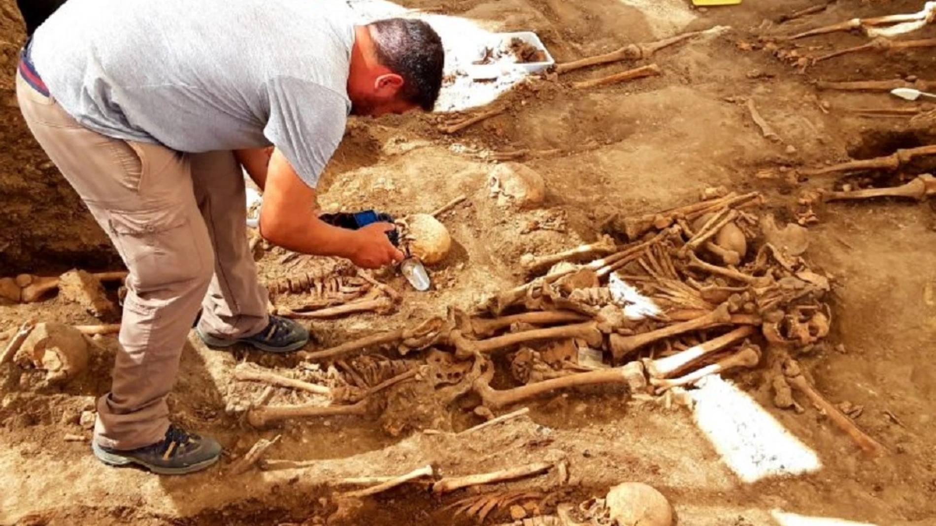 Imagen de restos de víctimas de franquismo encontrados en un cementerio de Cádiz