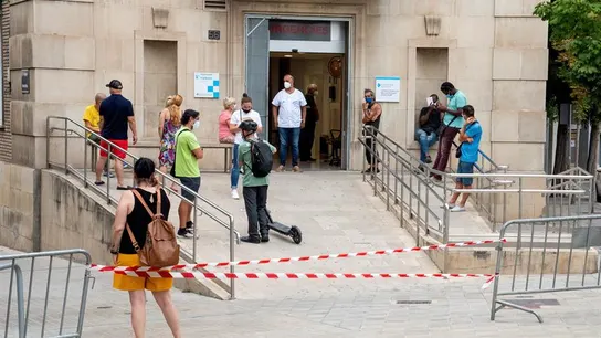 Varias personas en la entrada de un centro de Urgencias en Lleida Varias personas en la entrada de un centro de Urgencias en Lleida