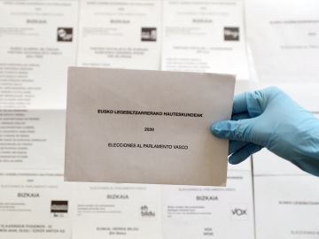 Papeletas y sobres para votar en las elecciones auton&oacute;micas vascas de 2020