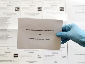 Papeletas y sobres para votar en las elecciones autonómicas vascas de 2020 Papeletas y sobres para votar en las elecciones autonómicas vascas de 2020