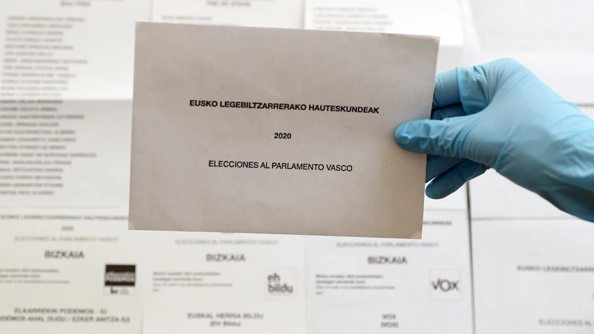 Papeletas y sobres para votar en las elecciones autonómicas vascas de 2020