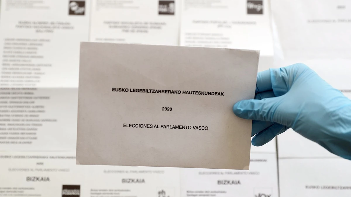 Papeletas y sobres para votar en las elecciones autonómicas vascas de 2020