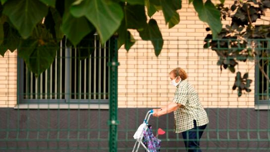 Una mujer camina por la residencia de tercera edad del Pla d'Urgell, en Lleida
