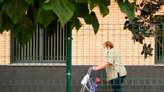 Una mujer camina por la residencia de tercera edad del Pla d'Urgell, en Lleida Una mujer camina por la residencia de tercera edad del Pla d'Urgell, en Lleida