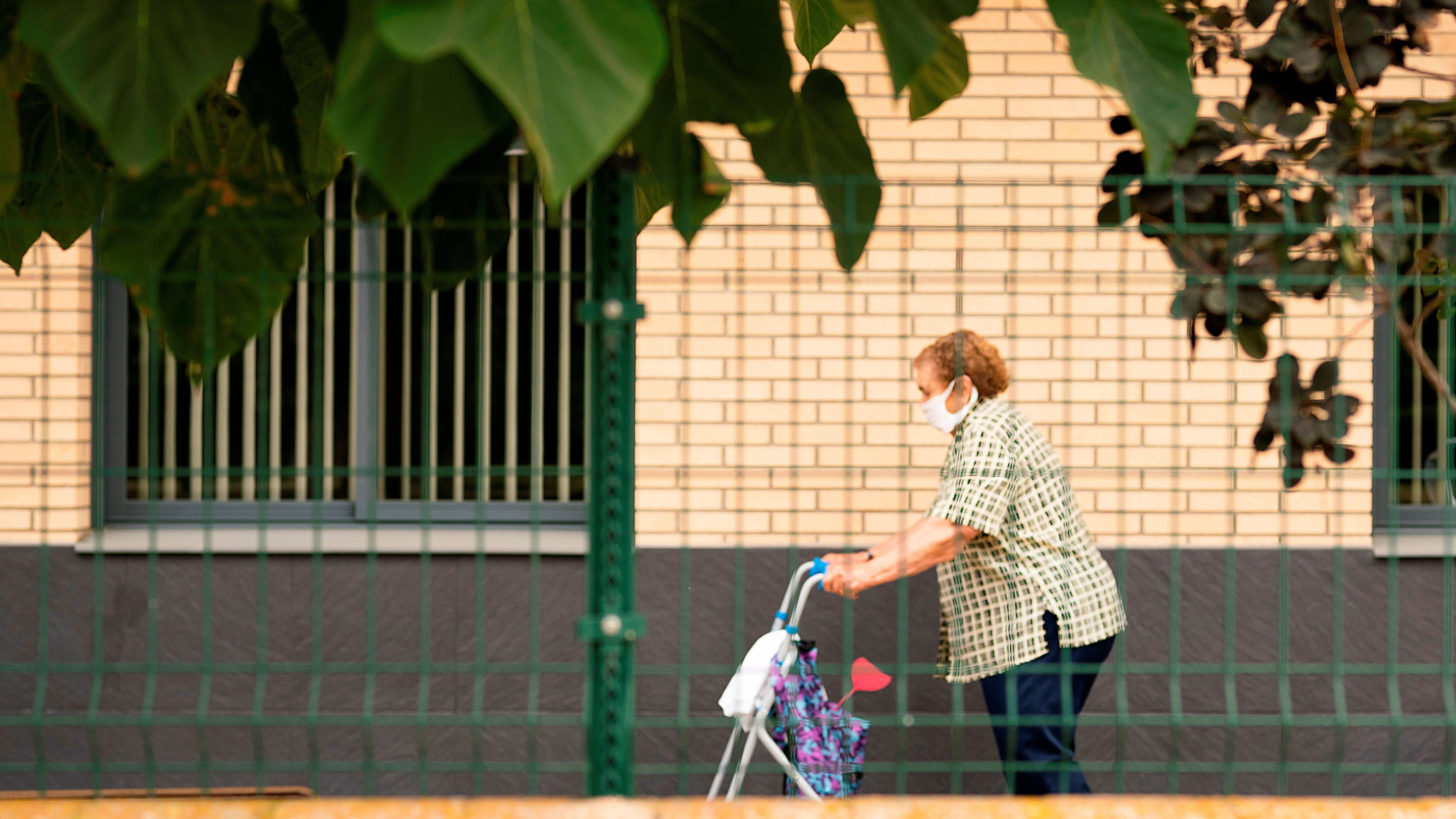 Una mujer camina por la residencia de tercera edad del Pla d'Urgell, en Lleida