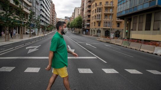 Un vecino cruza la calle en una avenida pr&aacute;cticamente vac&iacute;a en Lleida