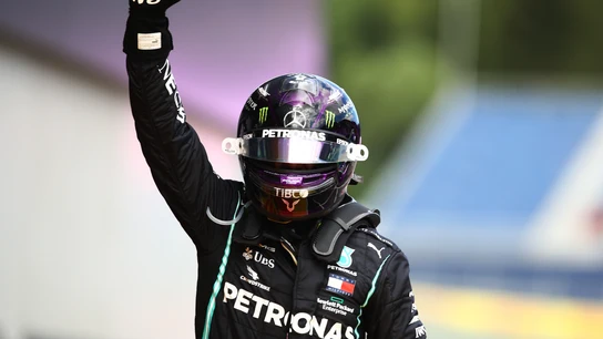 Lewis Hamilton levanta el puño para celebrar su victoria. Lewis Hamilton levanta el puño para celebrar su victoria.