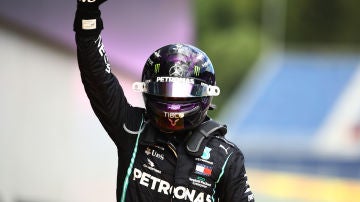 Lewis Hamilton levanta el puño para celebrar su victoria.