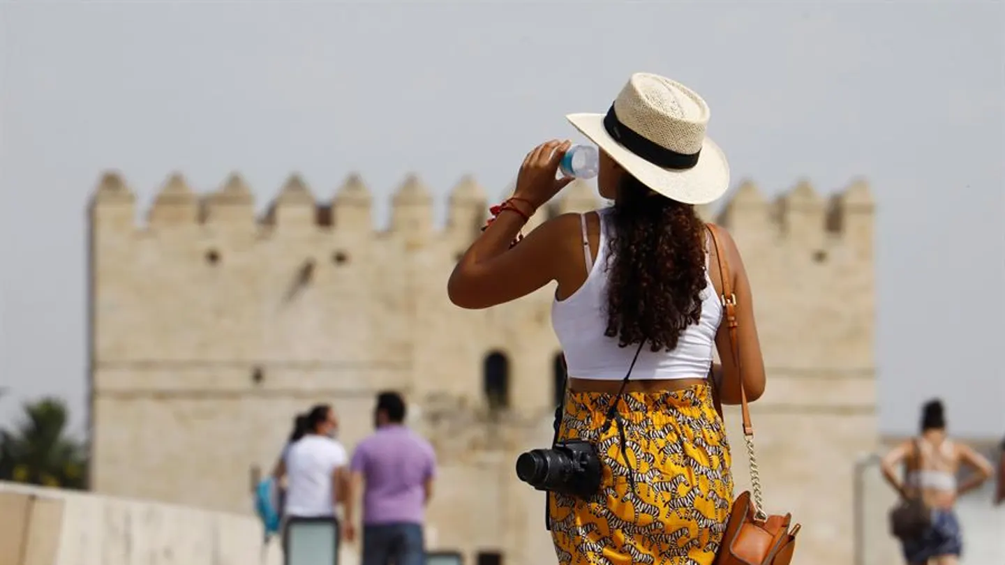 Una mujer pasea por Córdoba Una mujer pasea por Córdoba
