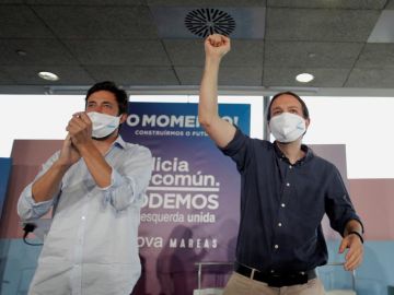 Pablo Iglesias junto al candidato Antón Gómez Reino en un momento de la campaña