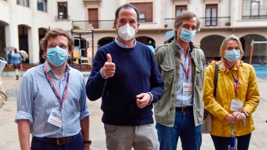 Mart&iacute;nez-Almeida acompa&ntilde;a a Carlos Iturgaiz a votar en Euskadi