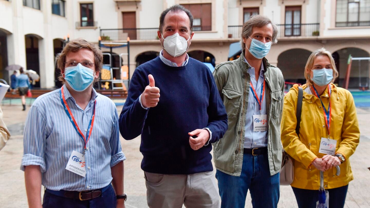 Mart&iacute;nez-Almeida acompa&ntilde;a a Carlos Iturgaiz a votar en Euskadi