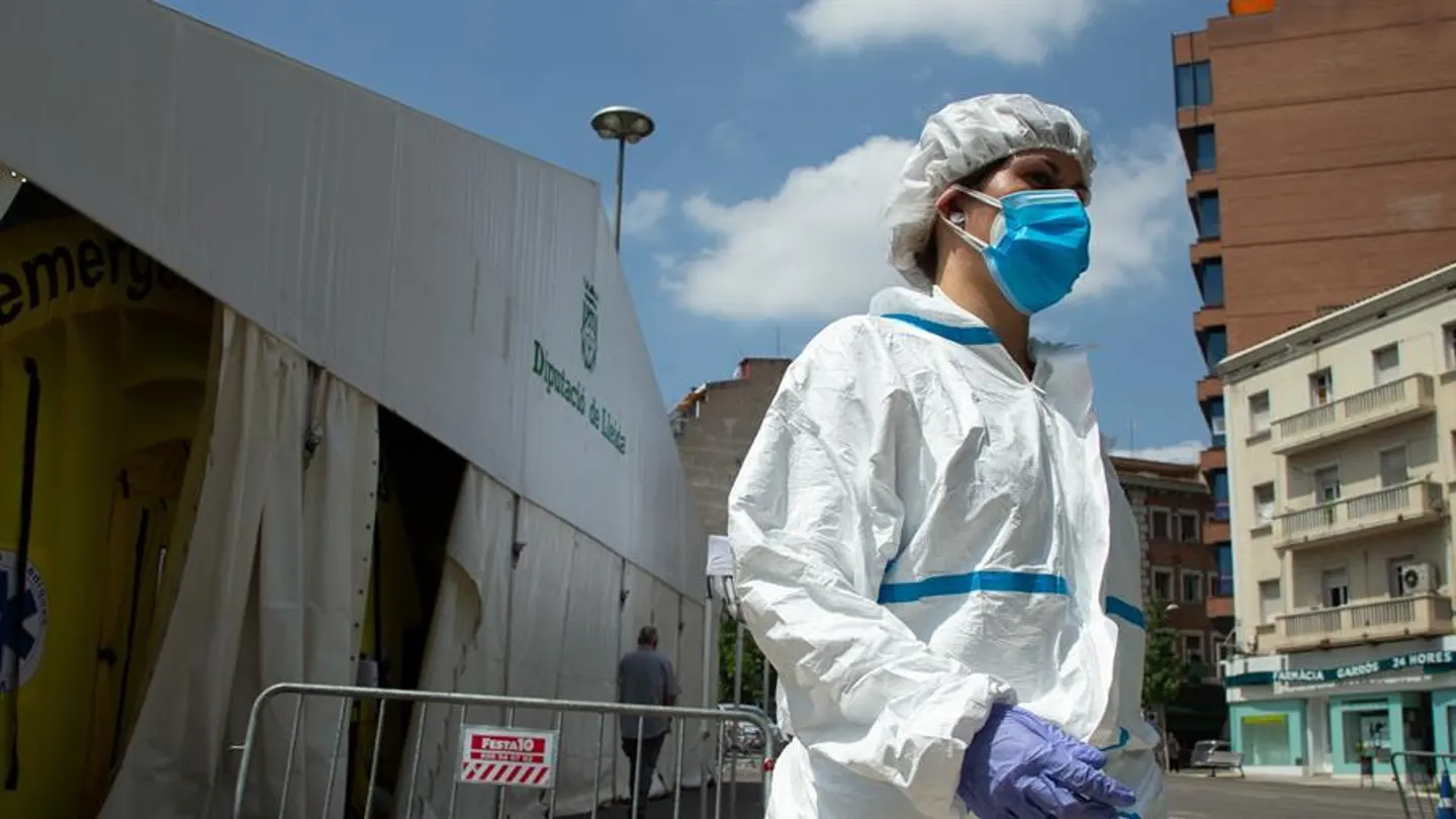 Una profesional sanitaria en Lleida Una sanitaria junto a la carpa donde se centraliza la atención a posibles contagiados en Lleida