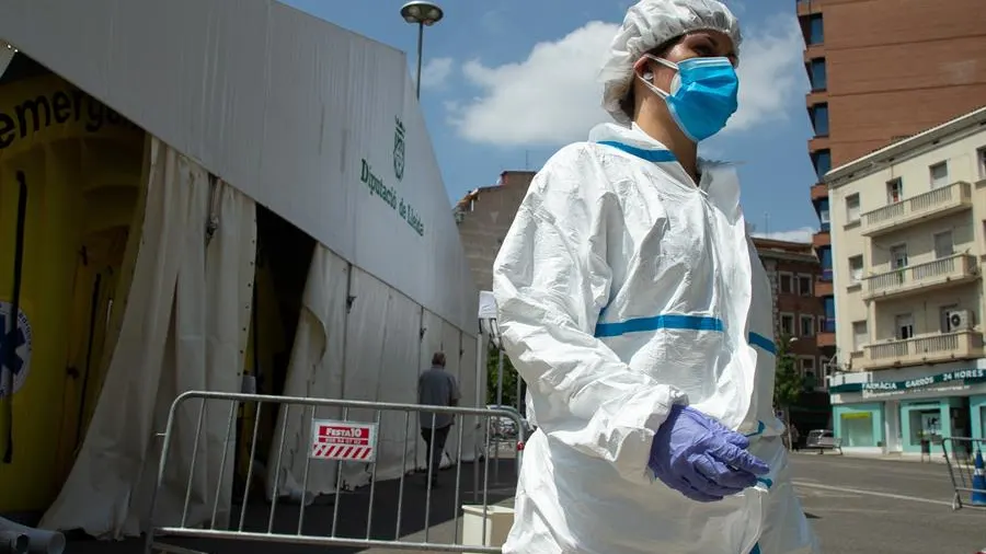 Una sanitaria junto a la carpa donde se centraliza la atención a posibles contagiados en Lleida