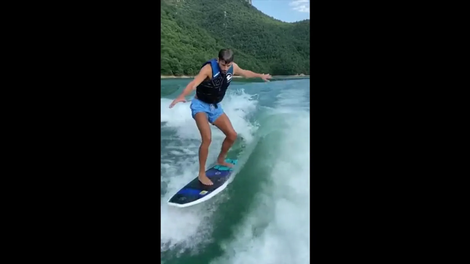 Gerard Piqué muestra su increíble habilidad para el wakesurfing