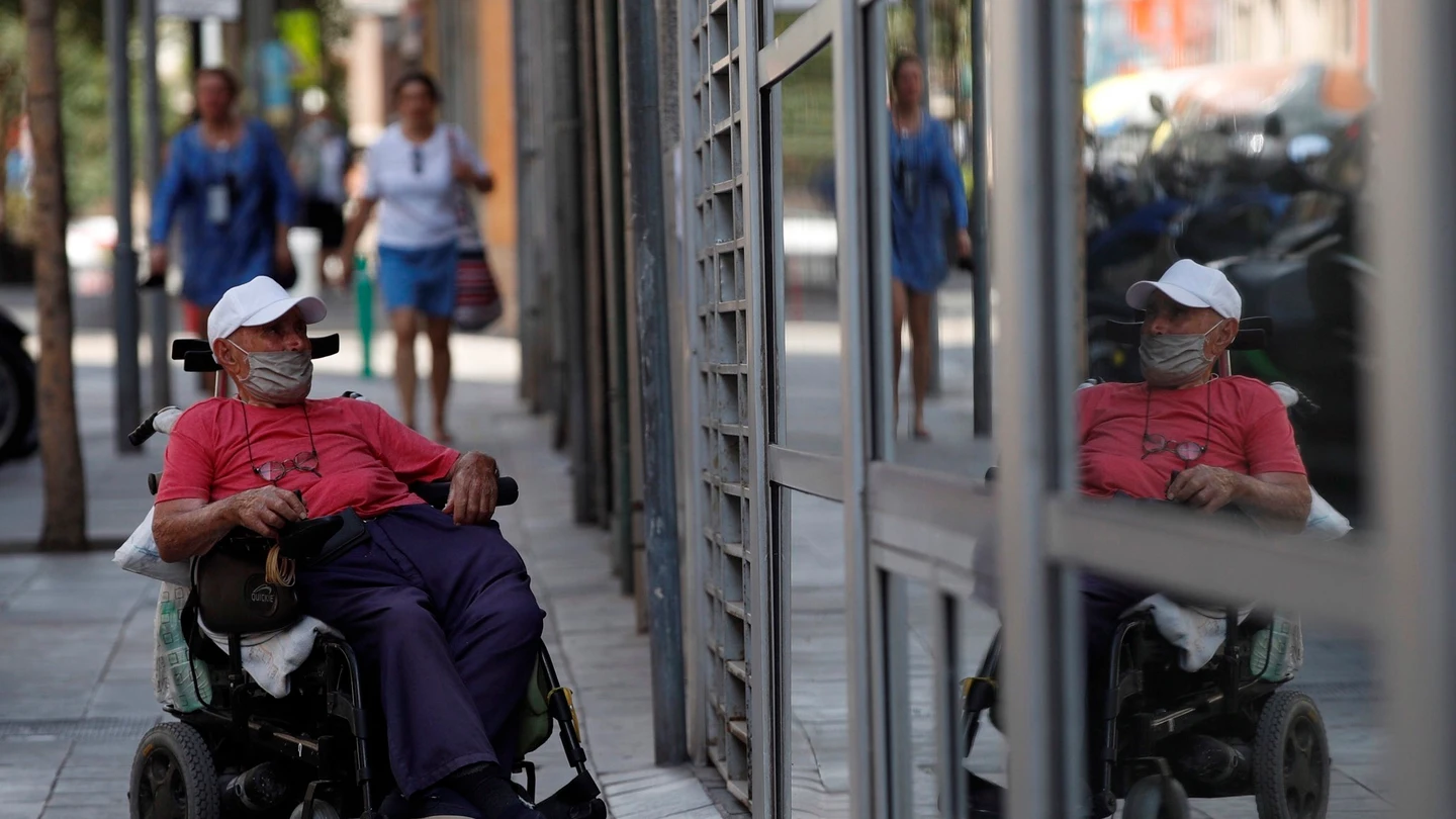Un hombre espera para acceder a la residencia La Torrassa de L'Hospitalet Un hombre espera para acceder a la residencia La Torrassa de L'hospitalet