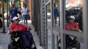 Un hombre espera para acceder a la residencia La Torrassa de L'Hospitalet