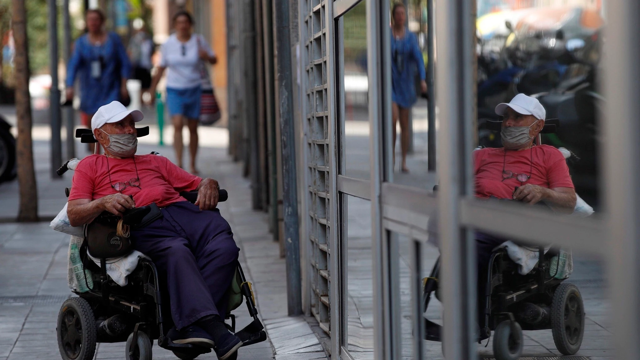 Un hombre espera para acceder a la residencia La Torrassa de L'hospitalet