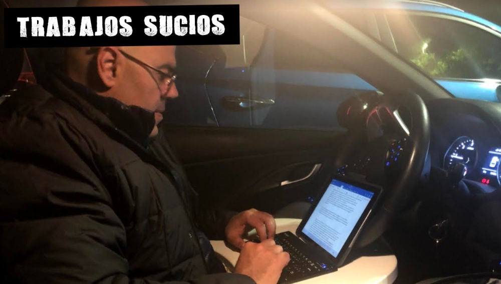 El periodista del diario Sur Juan Cano escribe en su coche durante la búsqueda de Julen en Totalán (Málaga)