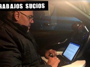 El periodista del diario Sur Juan Cano escribe en su coche durante la búsqueda de Julen en Totalán (Málaga) El periodista del diario Sur Juan Cano escribe en su coche durante la búsqueda de Julen en Totalán (Málaga)