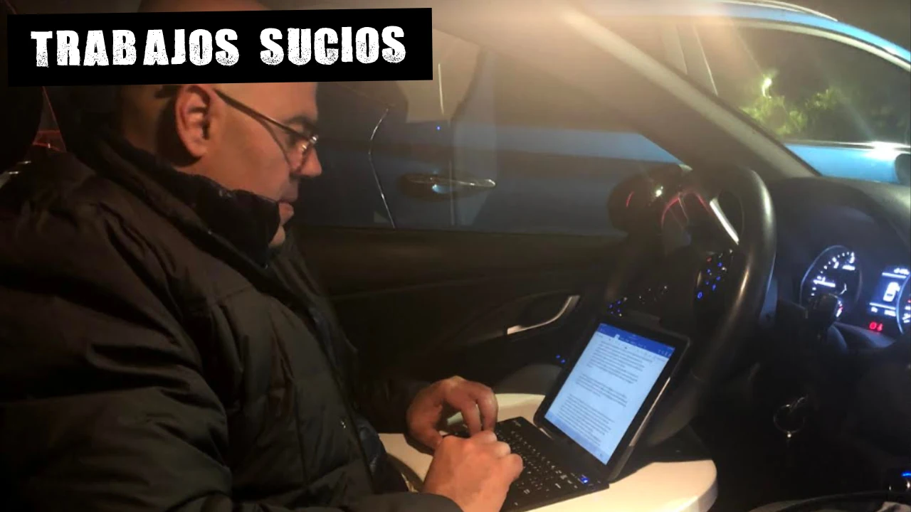 El periodista del diario Sur Juan Cano escribe en su coche durante la búsqueda de Julen en Totalán (Málaga)