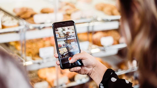 Mujer escaneando un alimento App saludable