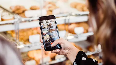 Mujer escaneando un alimento App saludable