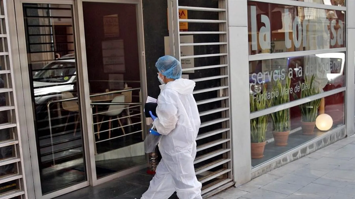 Una sanitaria en L’Hospitalet (Barcelona) Una sanitaria entra en la residencia geriátrica del barrio de La Torrassa en L’Hospitalet (Barcelona), donde se ha detectado un brote de Covid