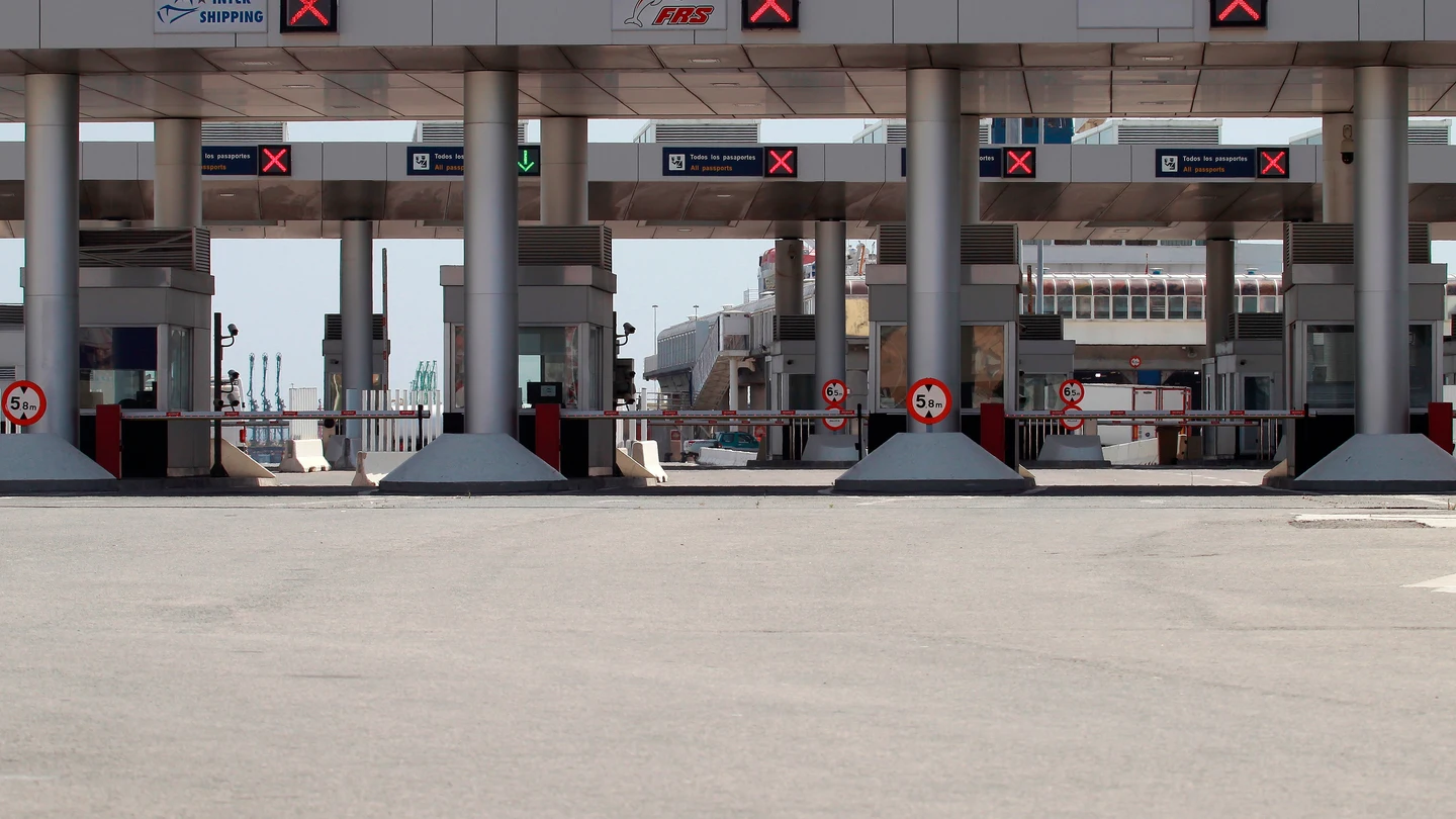 Control de billetes de pasajeros en el puerto de Algeciras (Cádiz) con rumbo a Tánger que se encuentra cerrado. Control de billetes de pasajeros en el puerto de Algeciras (Cádiz) con rumbo a Tánger que se encuentra cerrado.