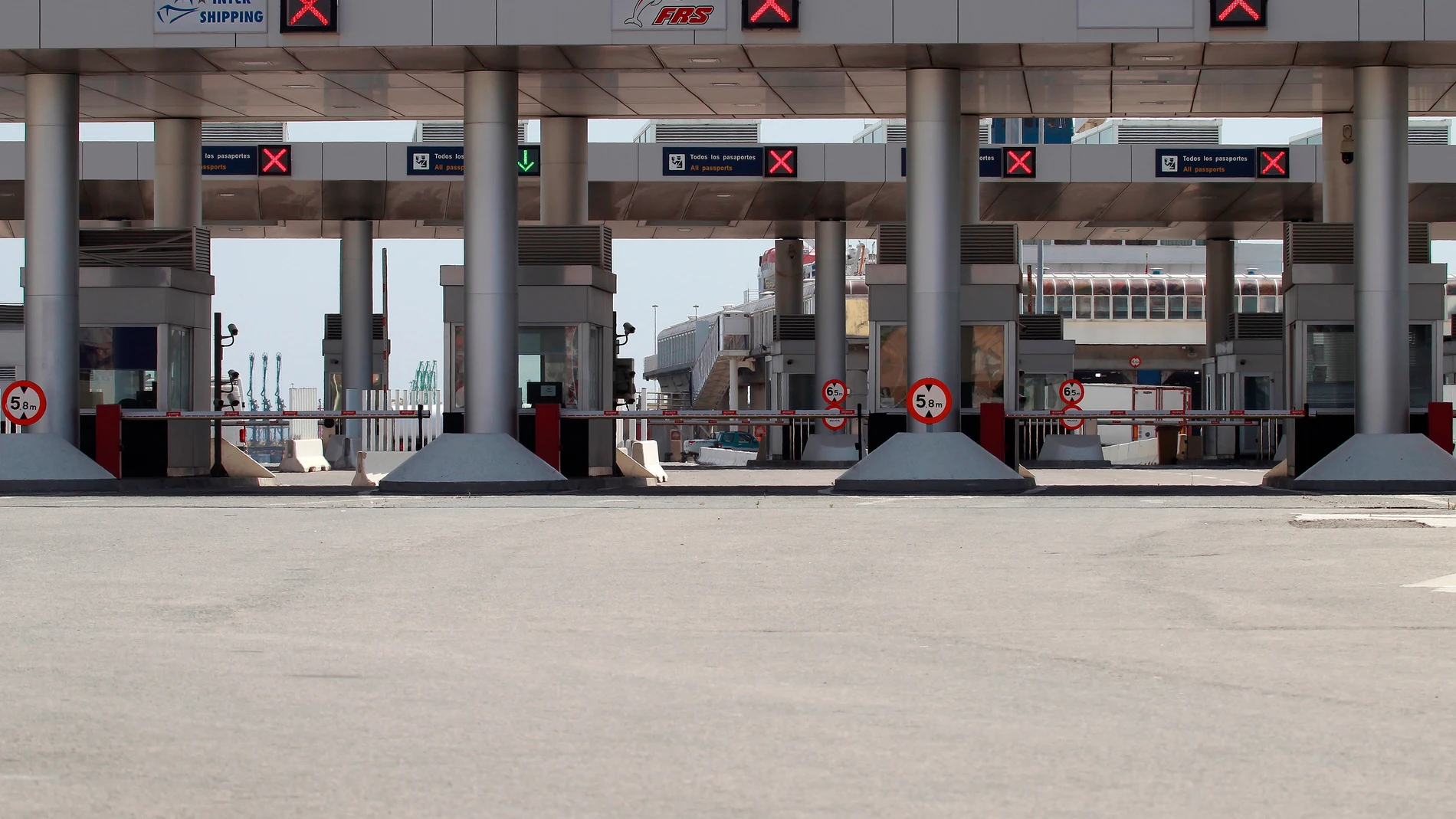 Control de billetes de pasajeros en el puerto de Algeciras (Cádiz) con rumbo a Tánger que se encuentra cerrado.