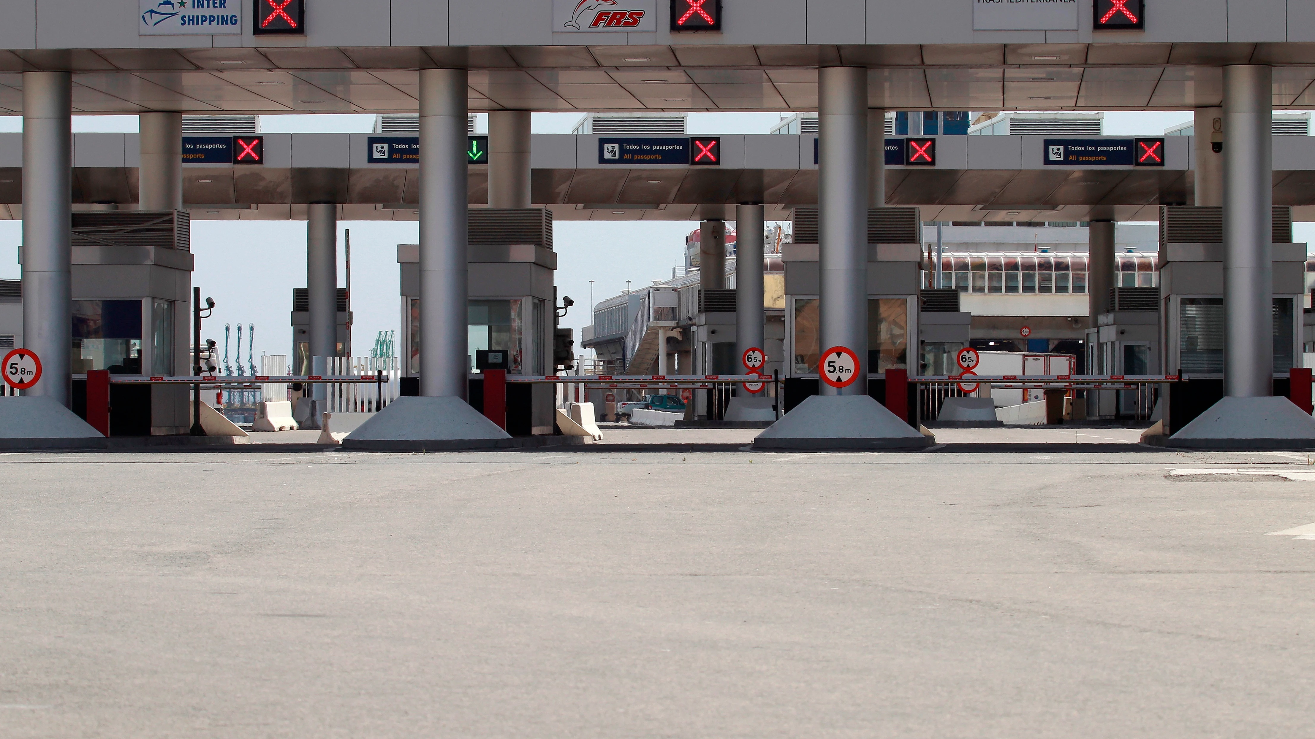 Control de billetes de pasajeros en el puerto de Algeciras (Cádiz) con rumbo a Tánger que se encuentra cerrado.