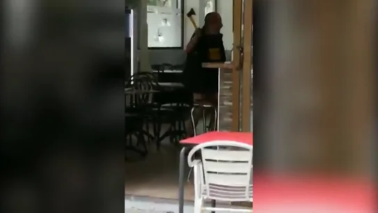 El momento en el que un mosso fuera de servicio reduce a un hombre con un hacha en un bar de Barcelona El momento en el que un mosso fuera de servicio reduce a un hombre con un hacha en un bar de Barcelona