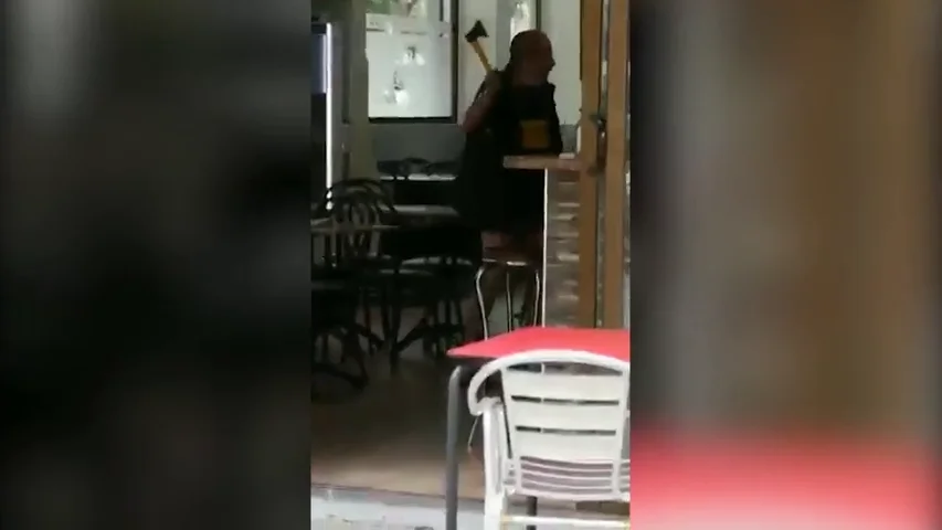 El momento en el que un mosso fuera de servicio reduce a un hombre con un hacha en un bar de Barcelona