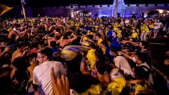 Pese a los llamamientos a la prudencia y la responsabilidad, cientos de aficionados cadistas han querido celebrar la subida a Primera División de su equipo en la fuente de las Puertas de Tierra Pese a los llamamientos a la prudencia y la responsabilidad, cientos de aficionados cadistas han querido celebrar la subida a Primera División de su equipo en la fuente de las Puertas de Tierra