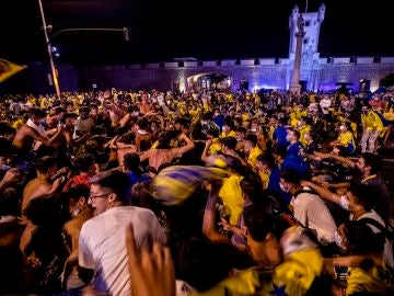 Pese a los llamamientos a la prudencia y la responsabilidad, cientos de aficionados cadistas han querido celebrar la subida a Primera División de su equipo en la fuente de las Puertas de Tierra Pese a los llamamientos a la prudencia y la responsabilidad, cientos de aficionados cadistas han querido celebrar la subida a Primera División de su equipo en la fuente de las Puertas de Tierra