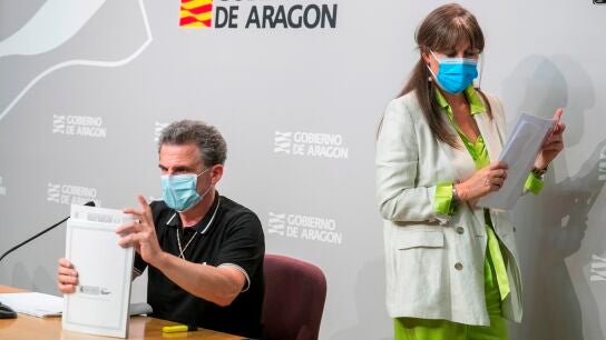 La consejera de Sanidad del Gobierno de Arag&oacute;n, Sira Repoll&eacute;s, y el director general de Salud P&uacute;blica, Francisco Javier Falo
