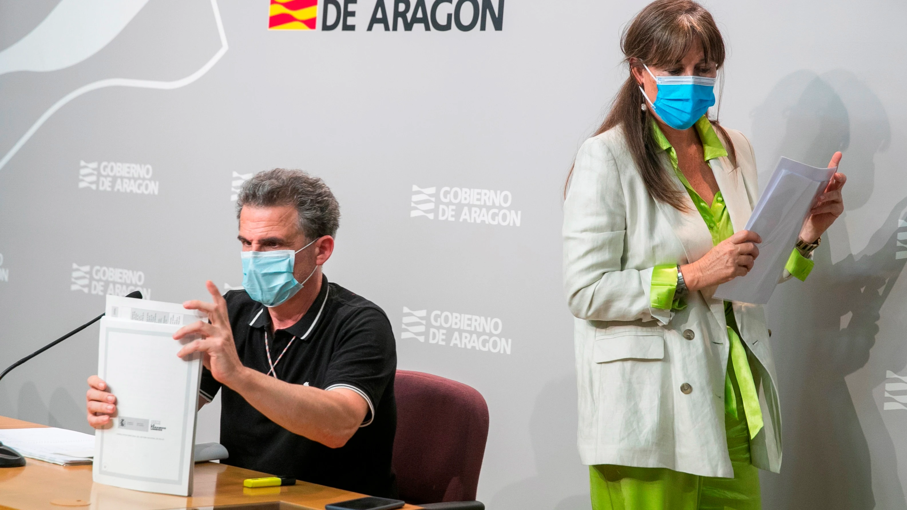 La consejera de Sanidad del Gobierno de Aragón, Sira Repollés, y el director general de Salud Pública, Francisco Javier Falo