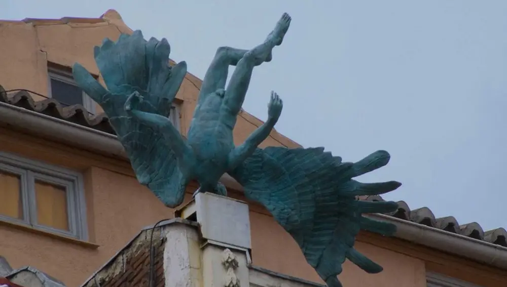 Estatua del ángel estrellado o 'accidente aéreo'